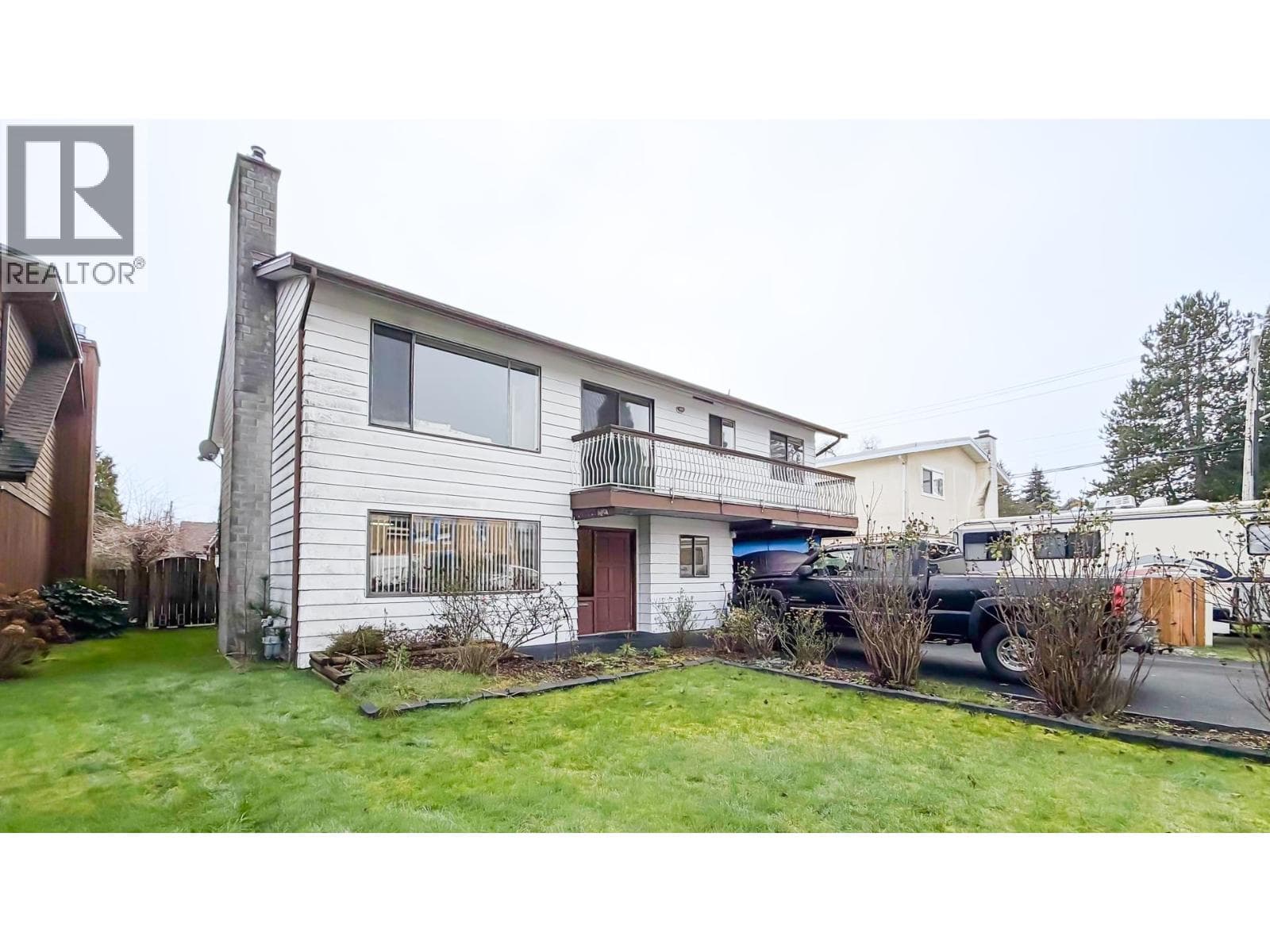 5716 48B AVENUE photo 2