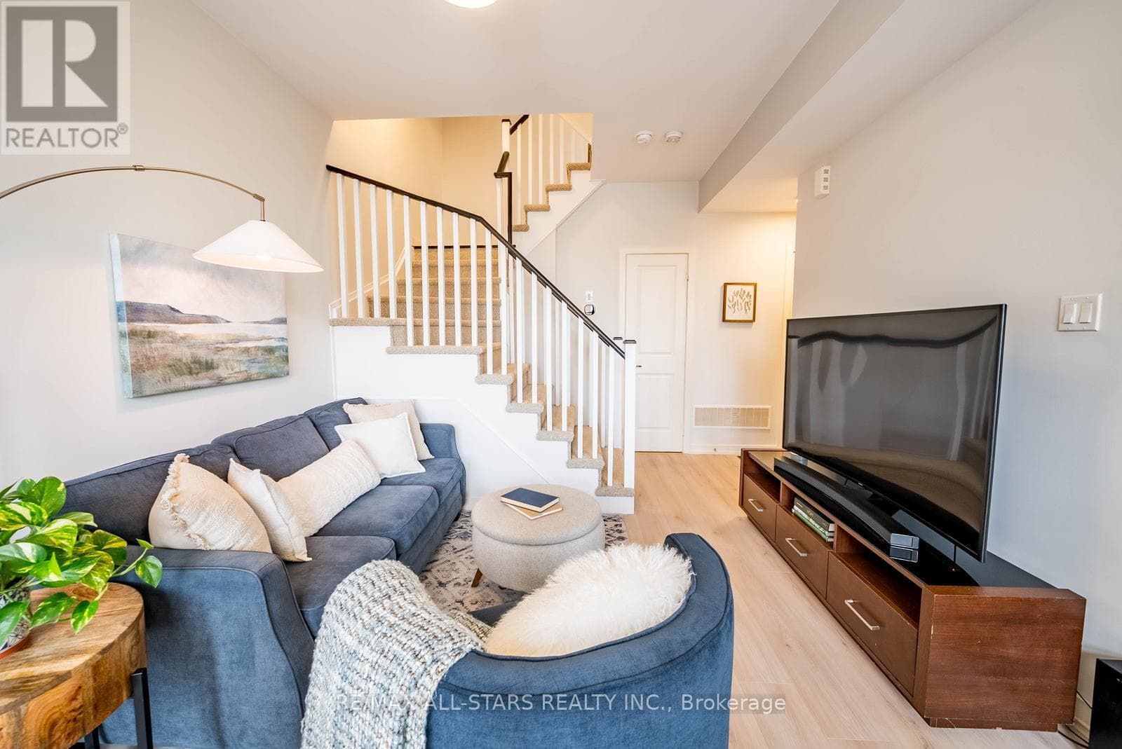302 - 2 LINSMORE PLACE photo 5