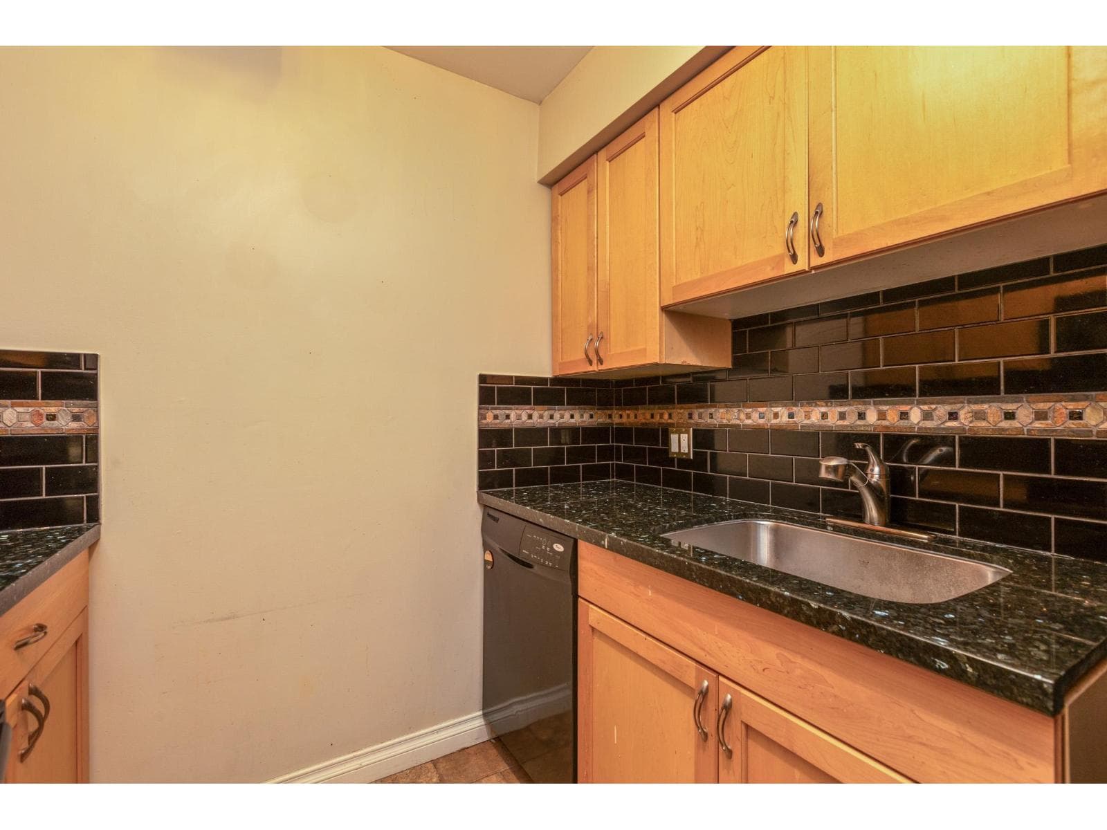 212 17661 58A AVENUE photo 3