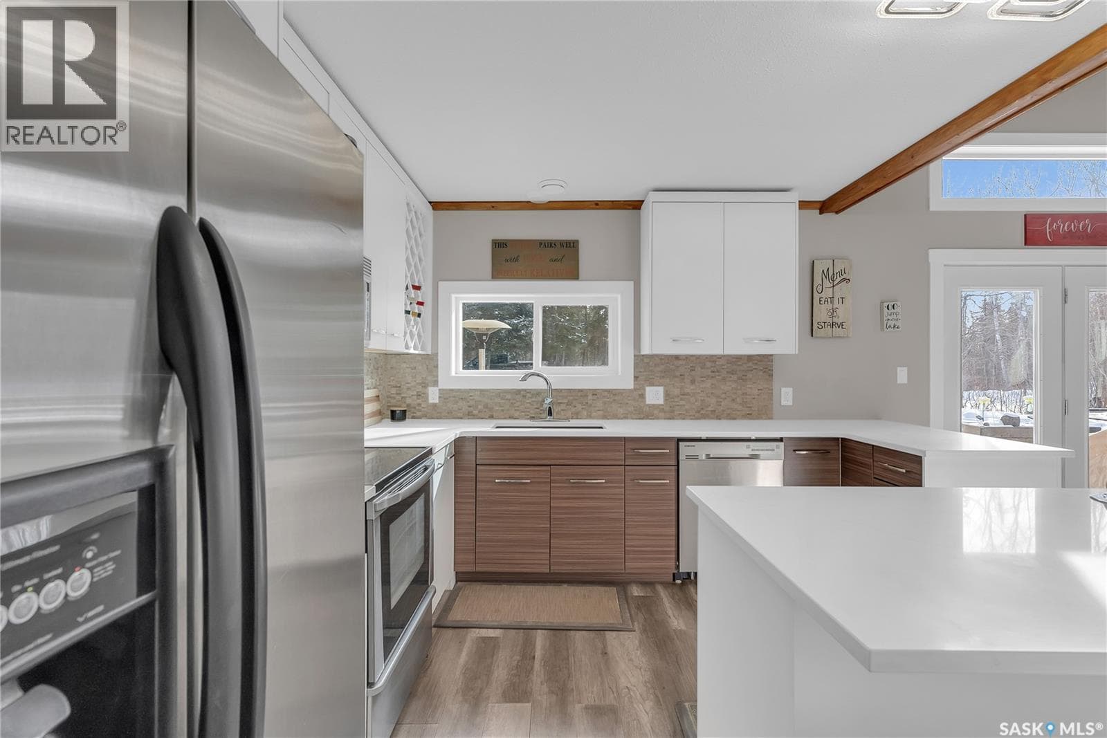 102 Moore DRIVE — photo 3