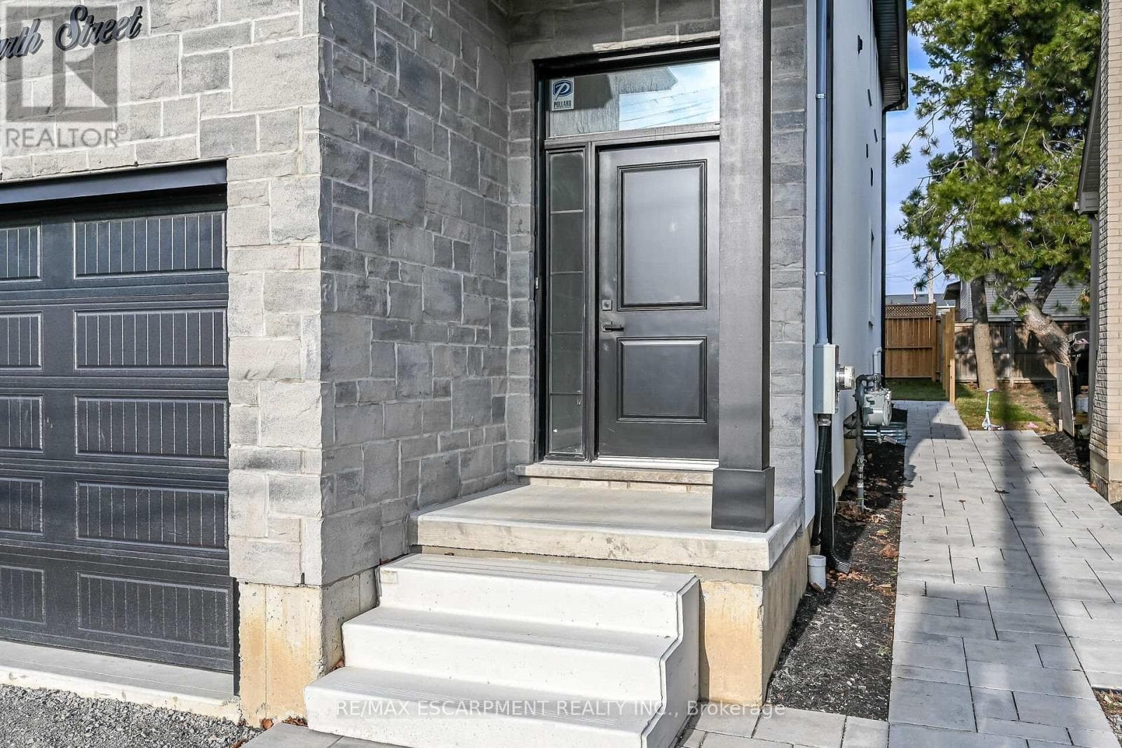 1036 GARTH STREET photo 3