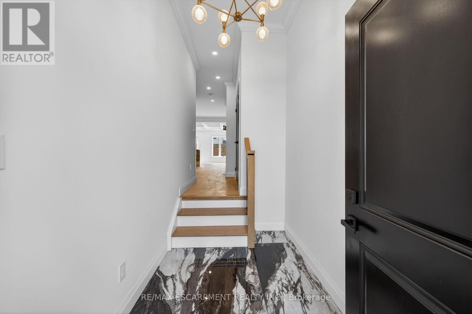 1036 GARTH STREET photo 4