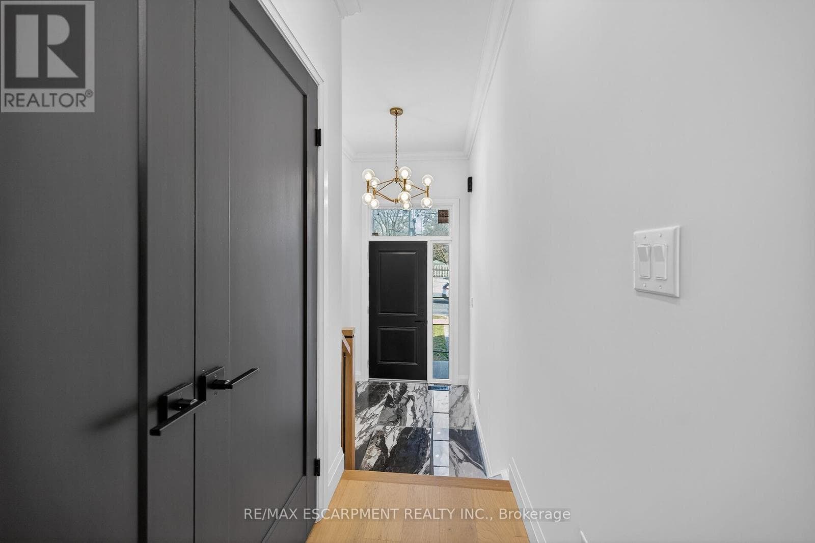 1036 GARTH STREET photo 5