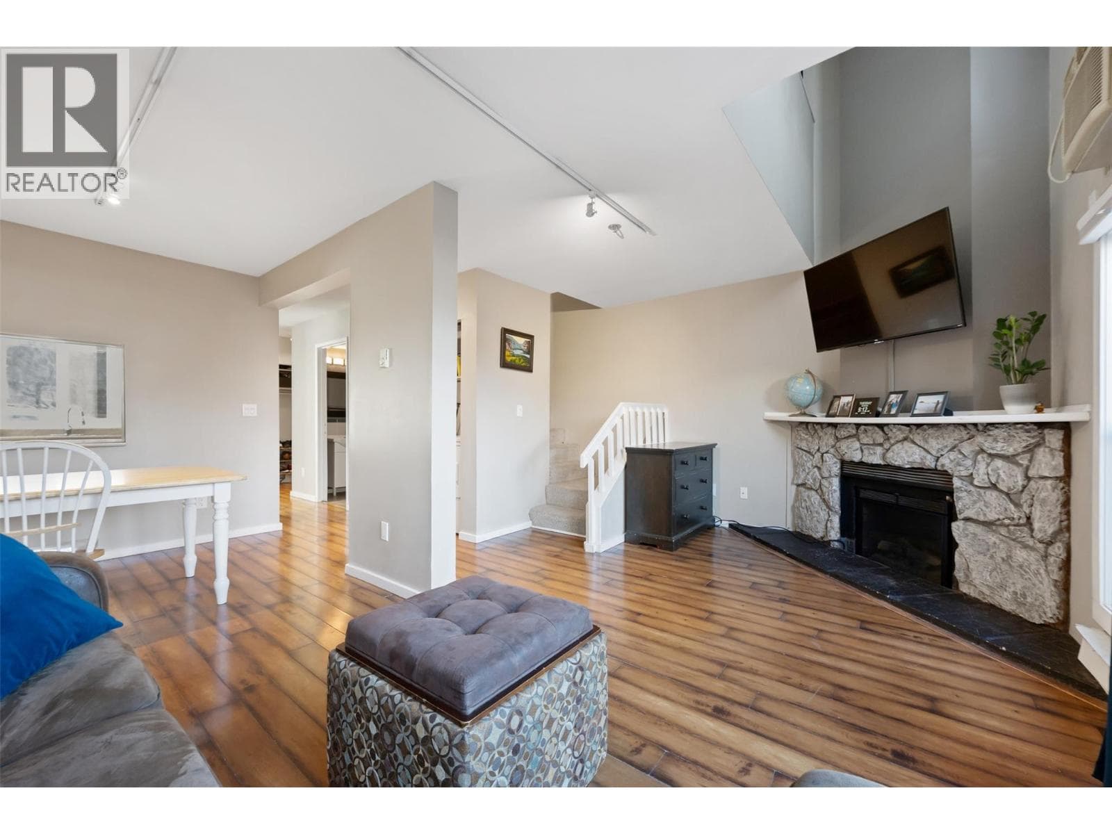 80 Green Avenue E Unit# 14 photo 5