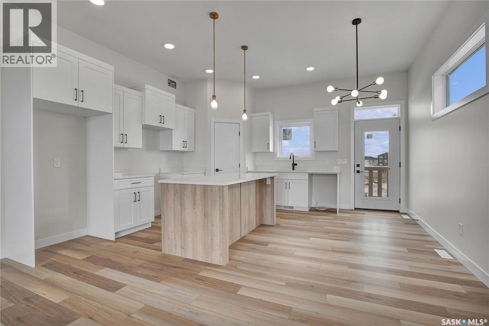 220 Veterans DRIVE photo 4