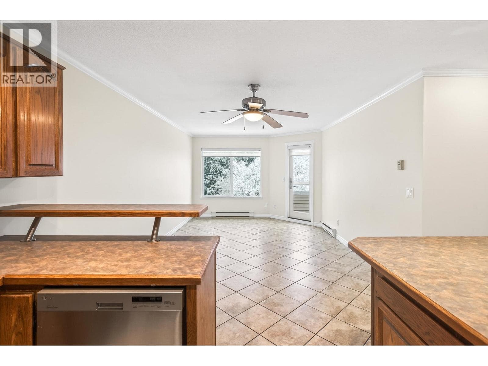310 450 BROMLEY STREET photo 2