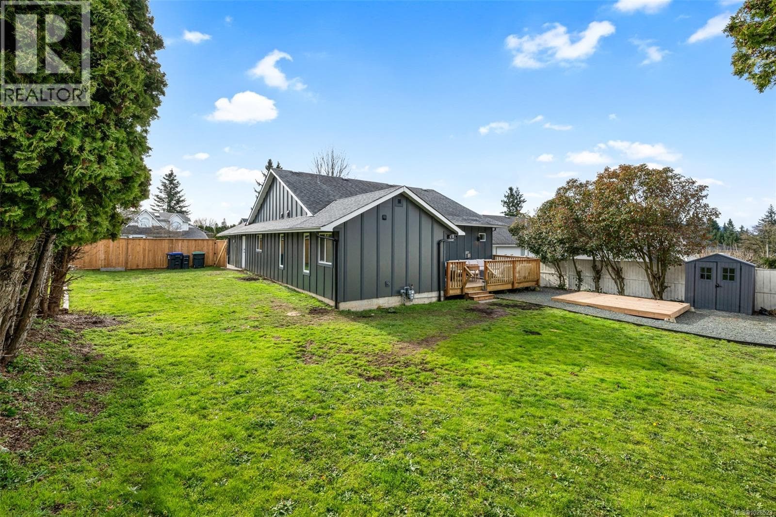 1405 Malahat Dr photo 2
