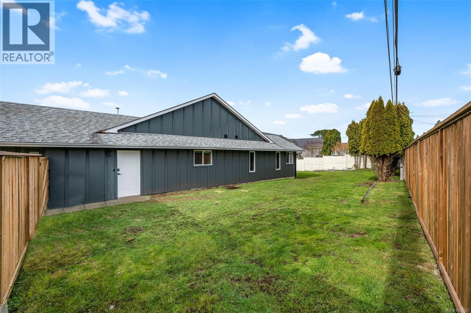 1405 Malahat Dr photo 3