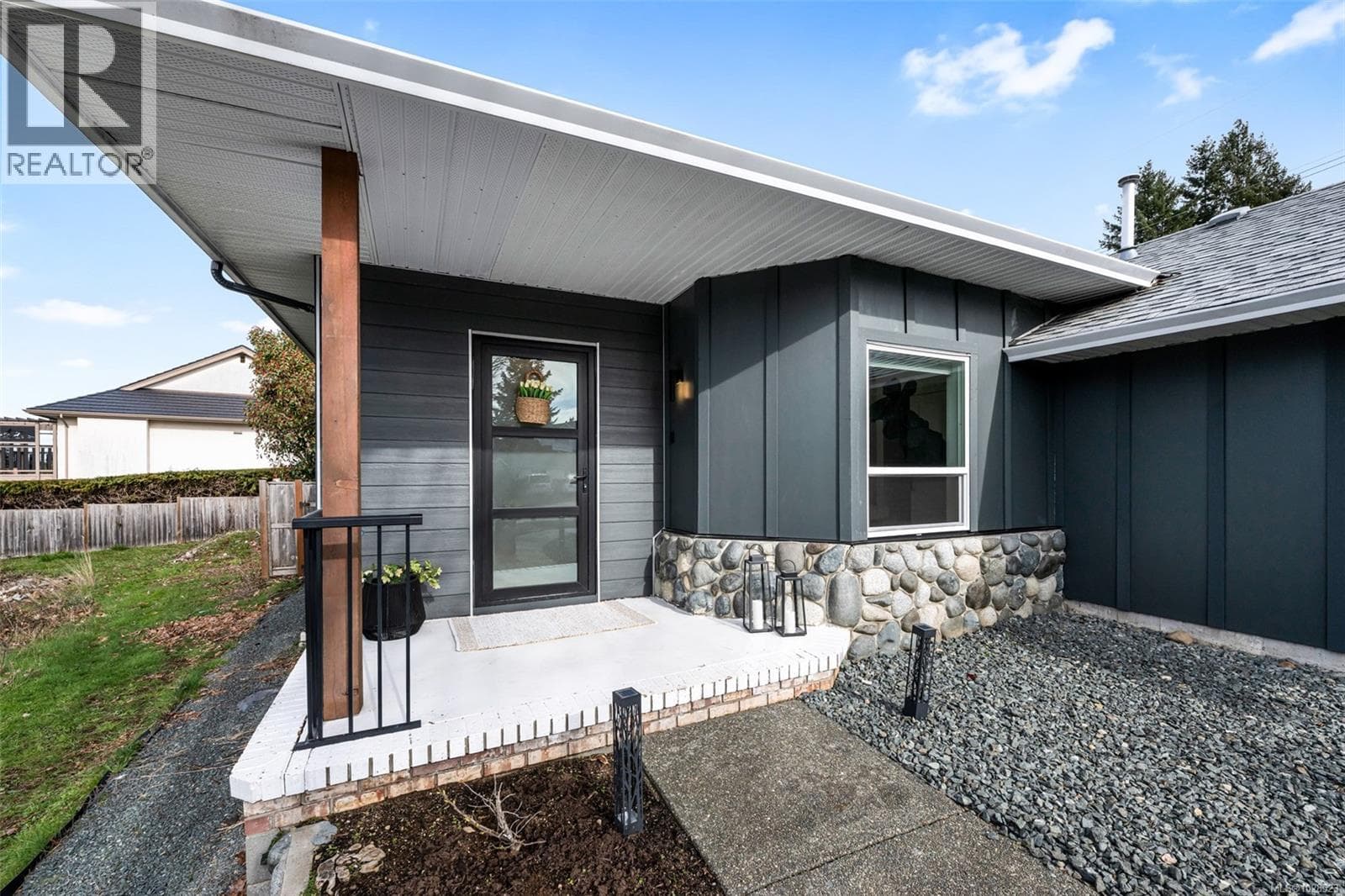 1405 Malahat Dr photo 5