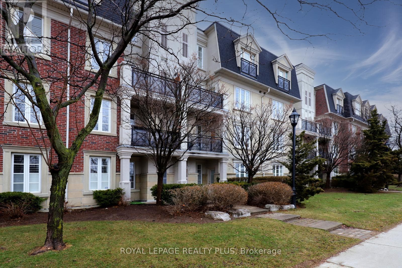 1 bed 1 bath single family at 215 - 3351 CAWTHRA ROAD — $549,900