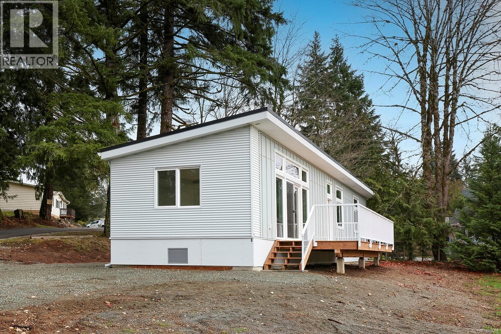 3 6225 Lugrin Rd photo 2
