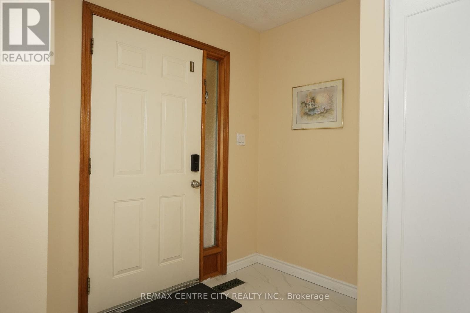 136 CONCORD CRESCENT photo 2
