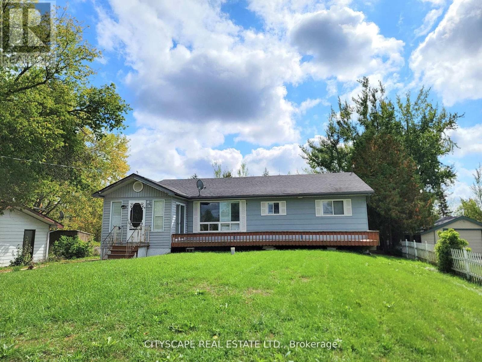 34 ROBINSON AVENUE photo 2