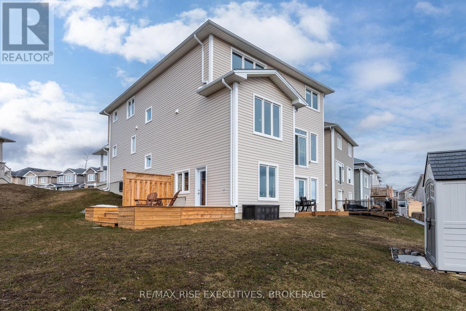 483 BETH CRESCENT photo 4