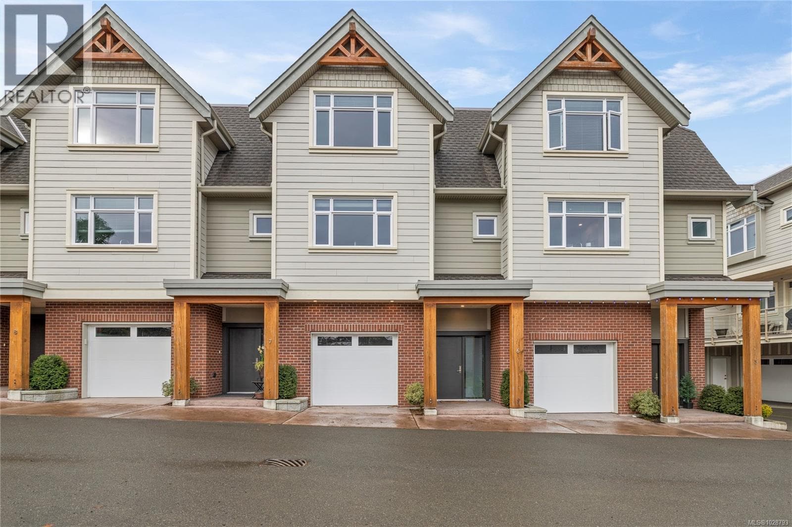 2 bed 3 bath single family at 6 180 First Ave — $819,000