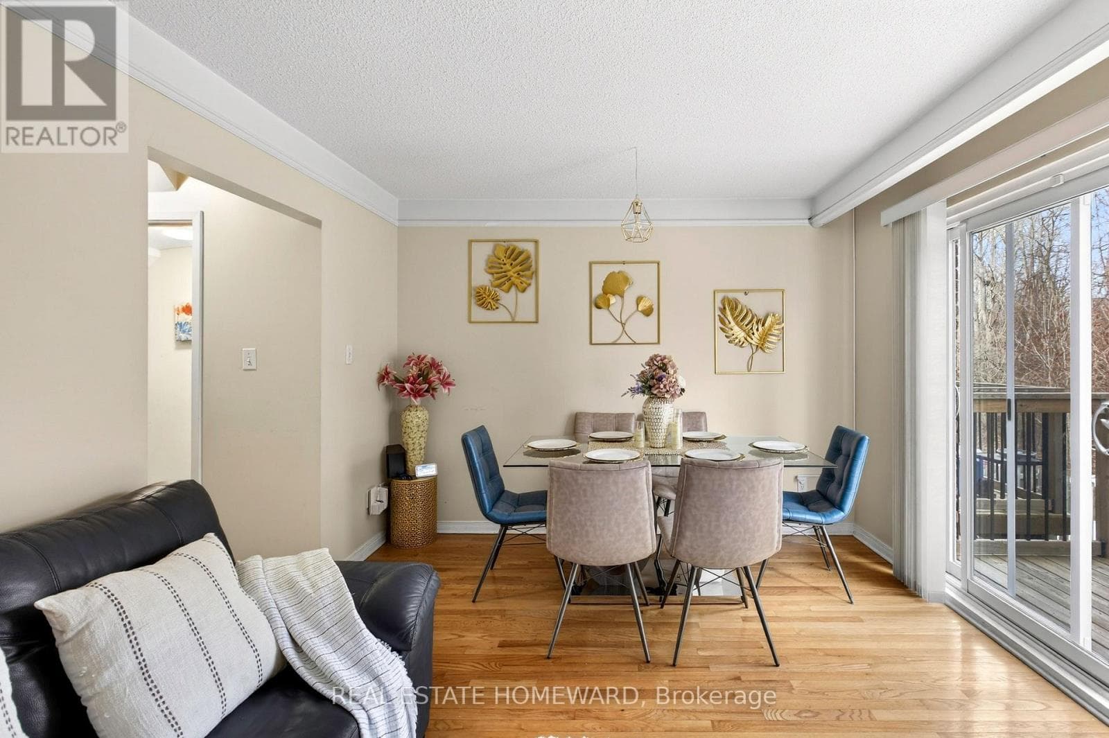 22 - 350 CAMELOT COURT photo 3