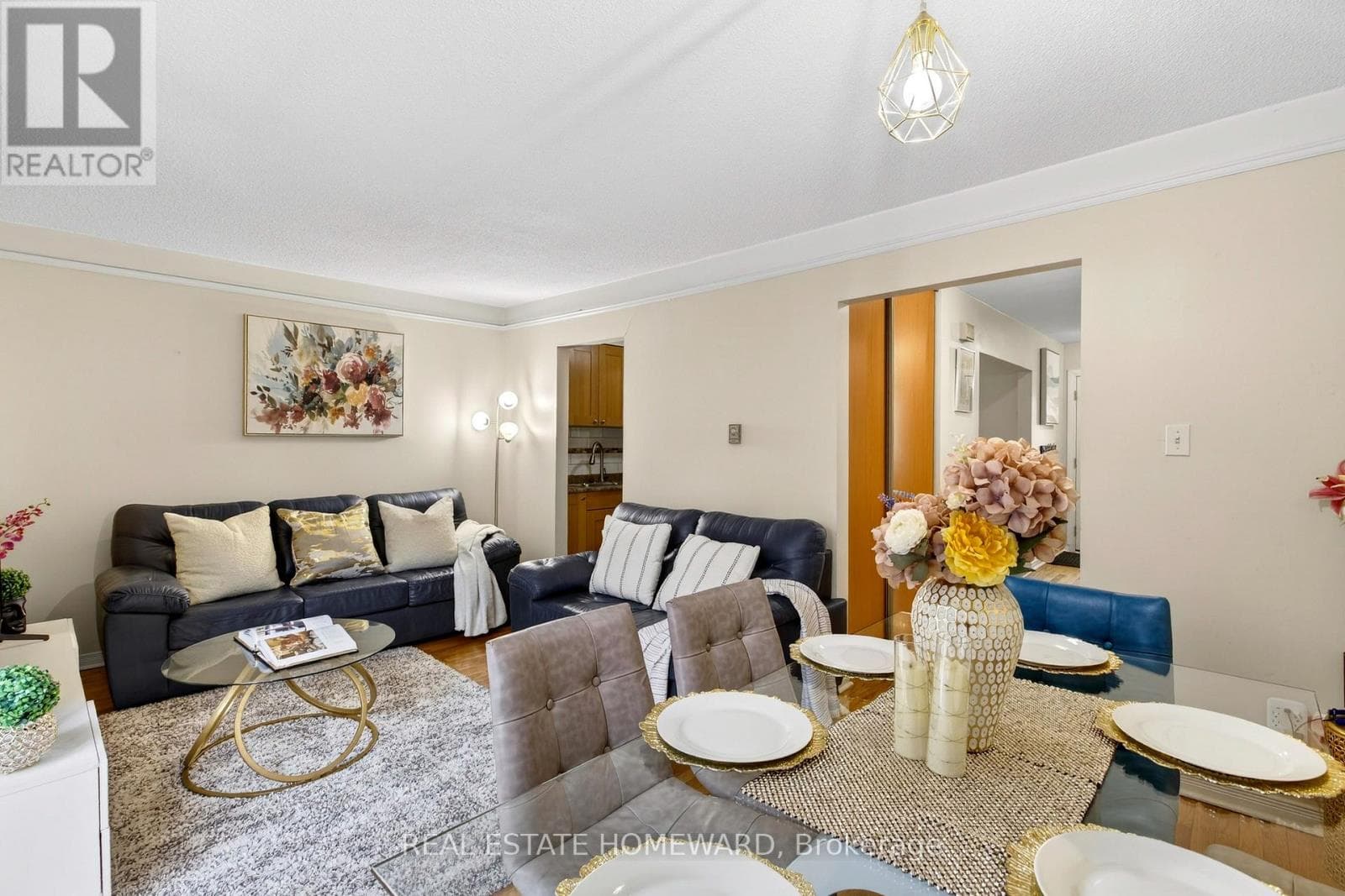 22 - 350 CAMELOT COURT photo 4