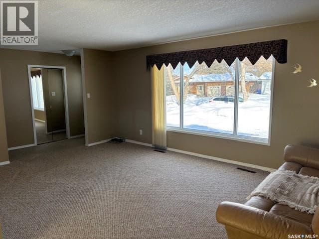 154 Parker CRESCENT photo 5
