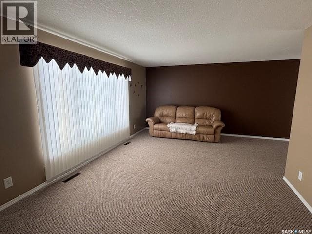 154 Parker CRESCENT photo 3
