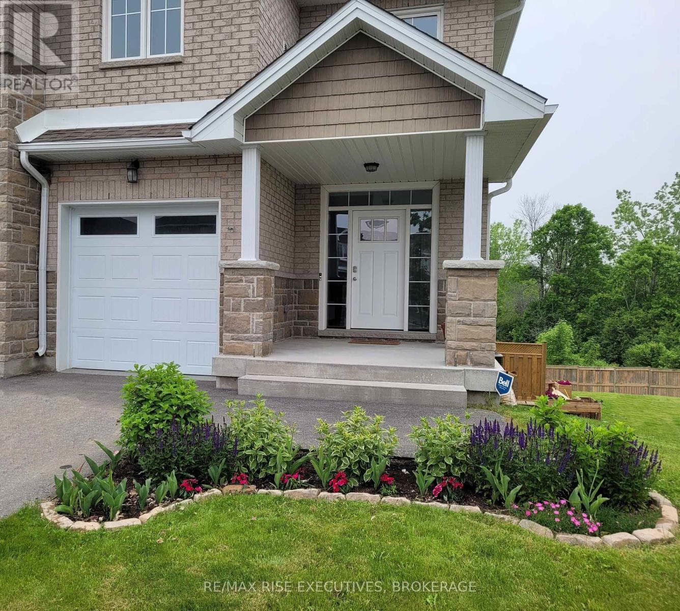 483 BETH CRESCENT photo 2