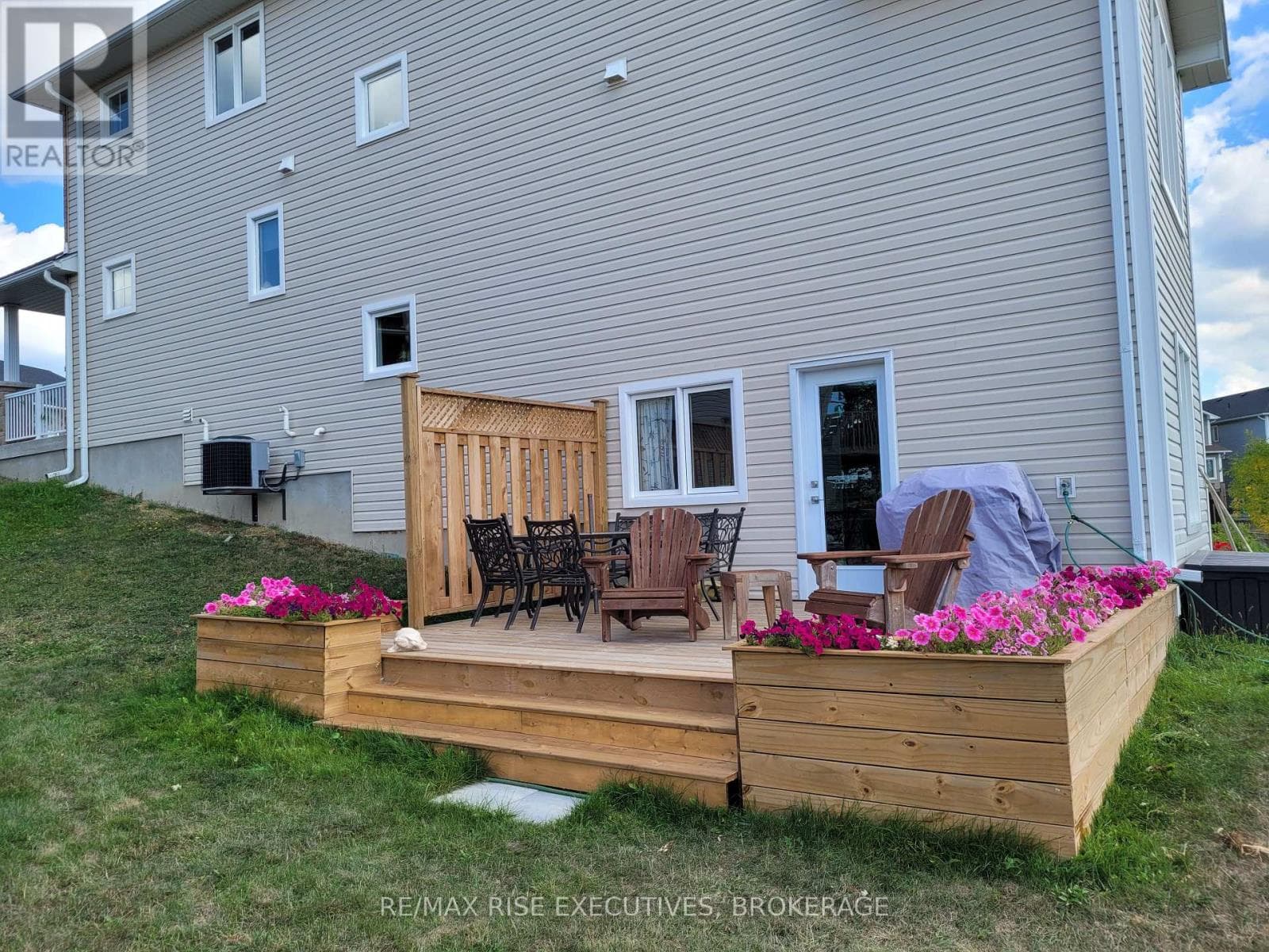 483 BETH CRESCENT photo 5
