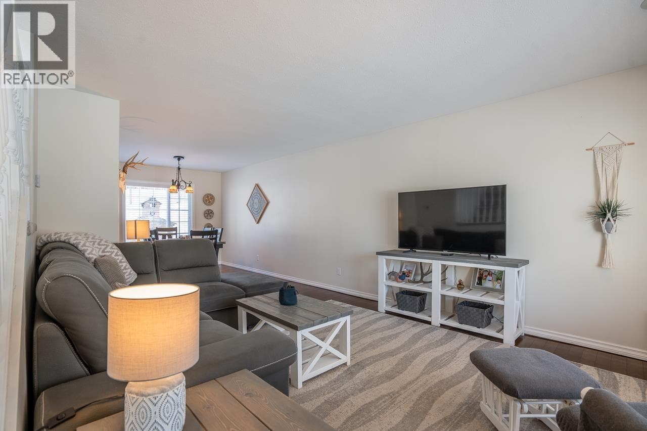 5663 HORSE LAKE ROAD photo 4