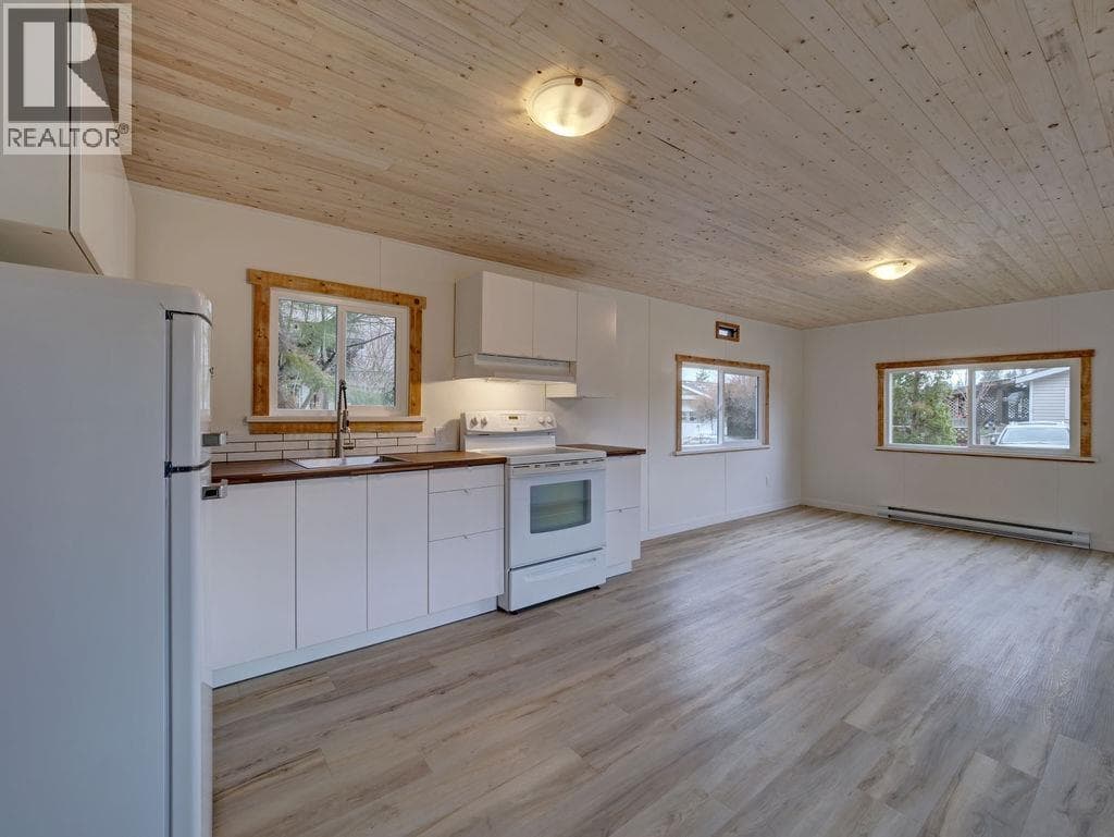 28 1413 SUNSHINE COAST HIGHWAY photo 2