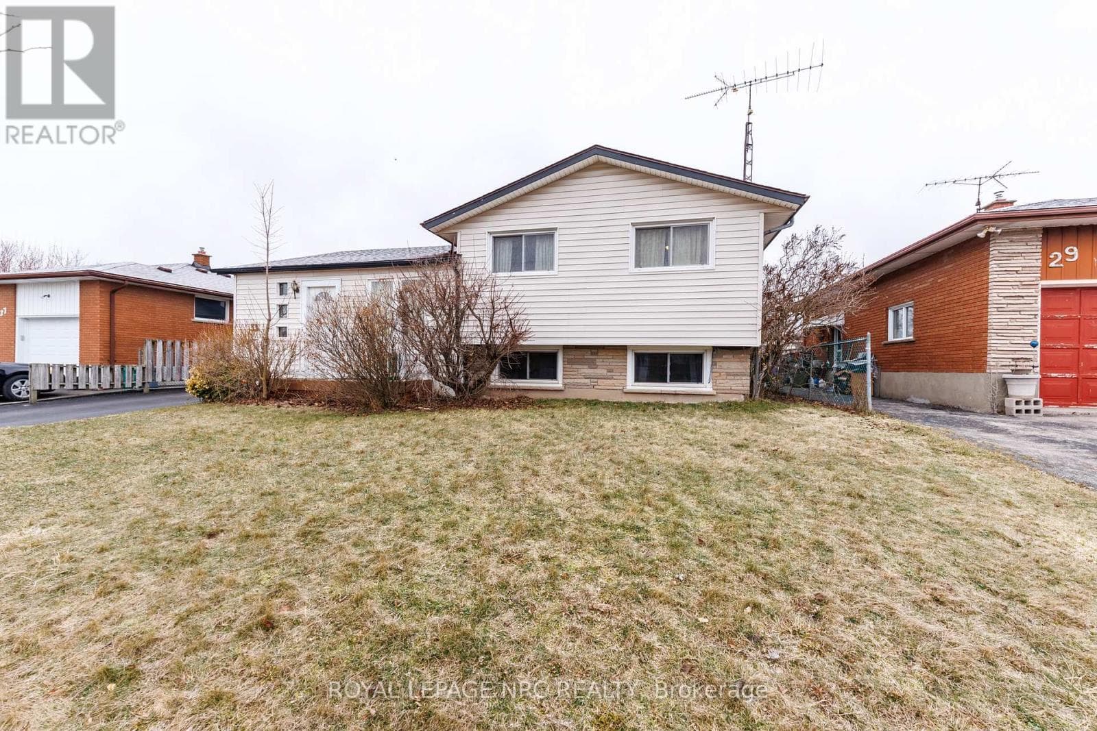 4 bed 3 bath single family at 33 STRATHMORE CRESCENT — $479,000