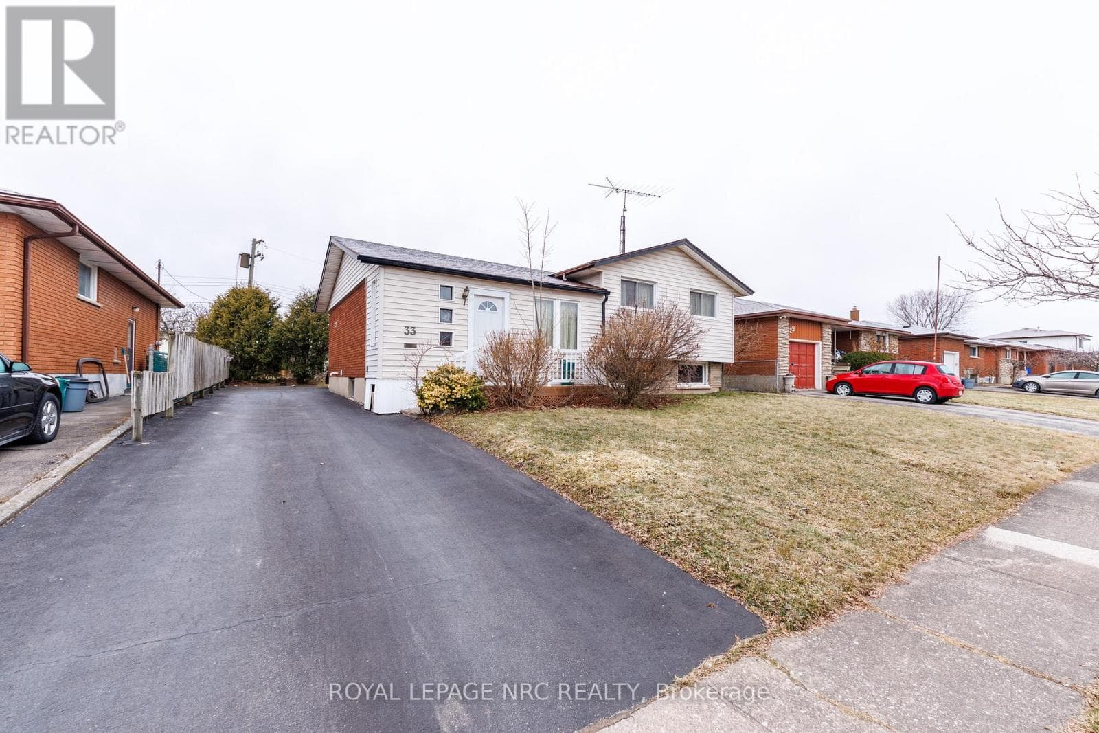 33 STRATHMORE CRESCENT photo 2