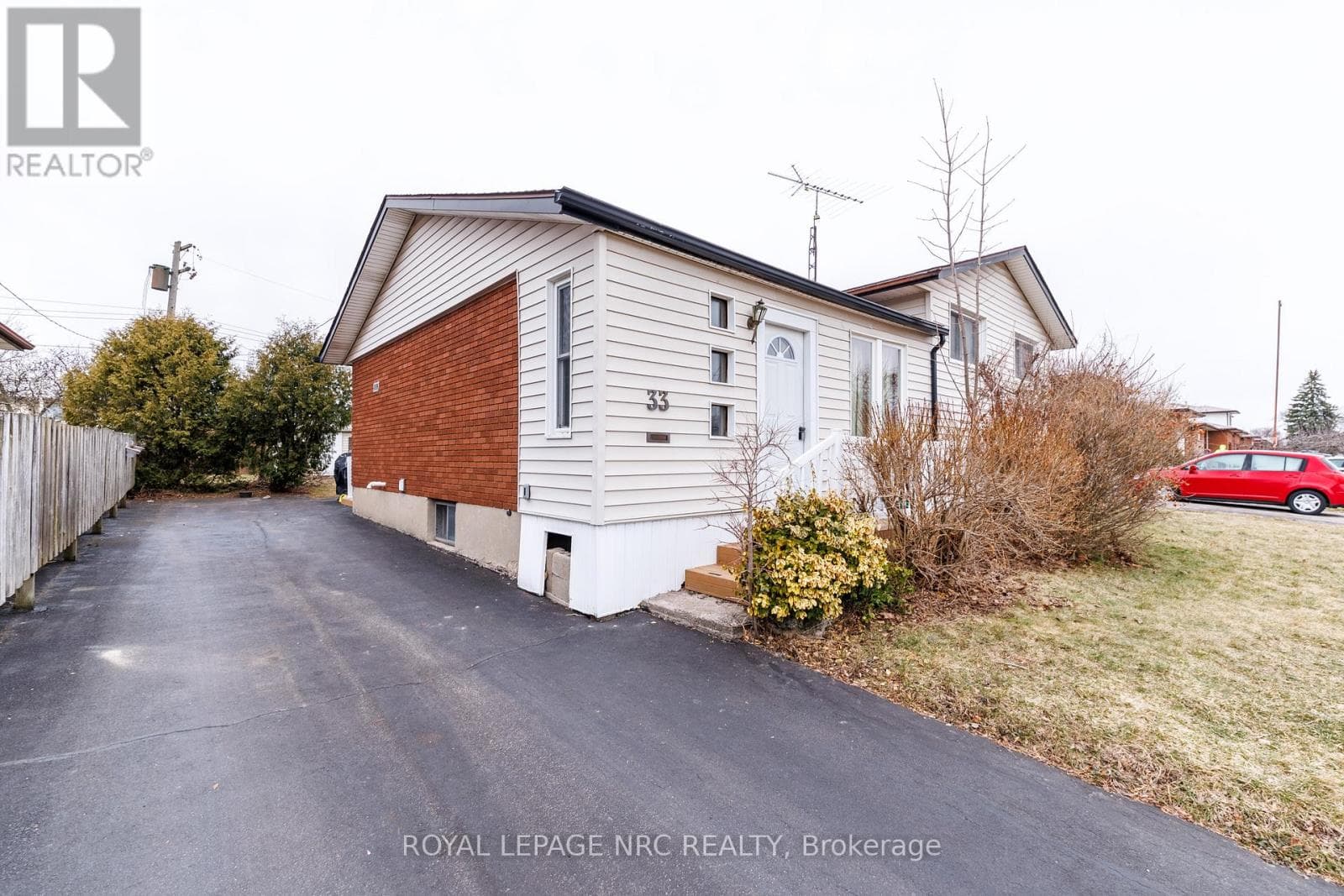 33 STRATHMORE CRESCENT photo 3