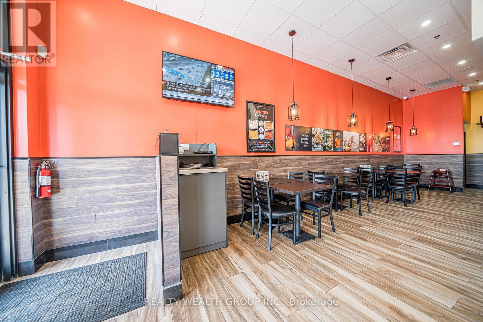 4 - 370 KENT STREET W photo 4