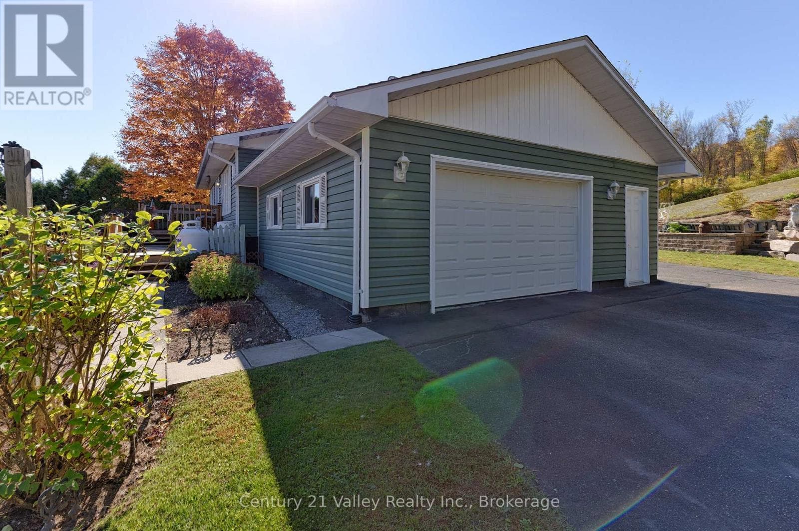 255 FLAT ROAD photo 4