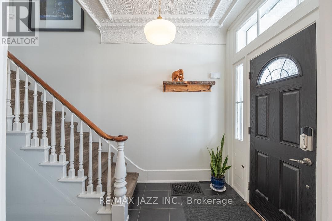 122 RICHARD STREET photo 2