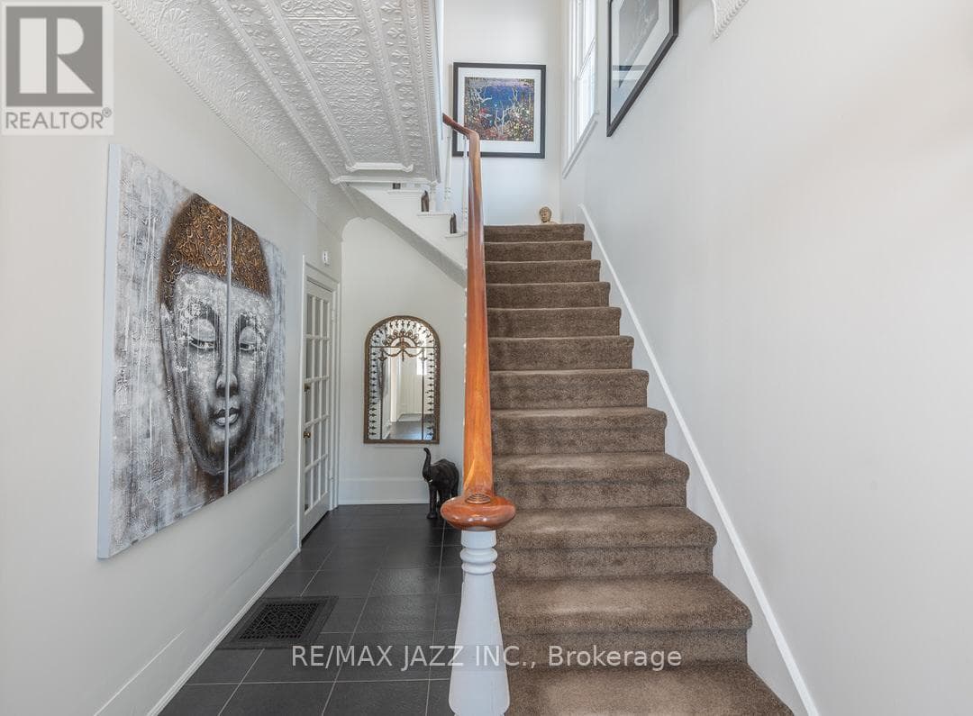 122 RICHARD STREET photo 3