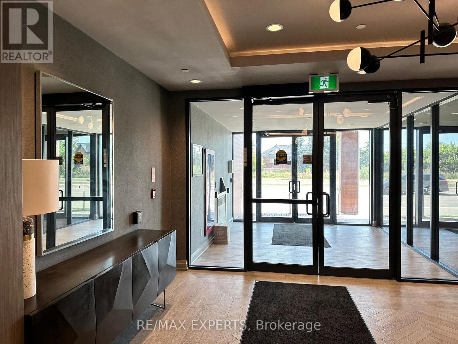 206 - 95 DUNDAS STREET W photo 2