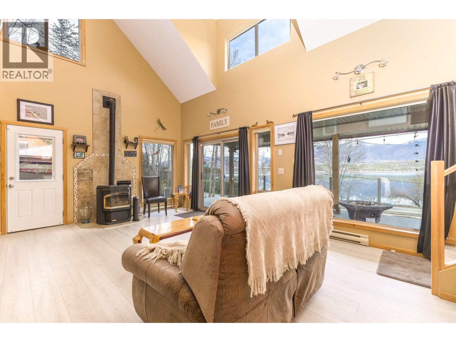 3572 Eagle Bay Road photo 4