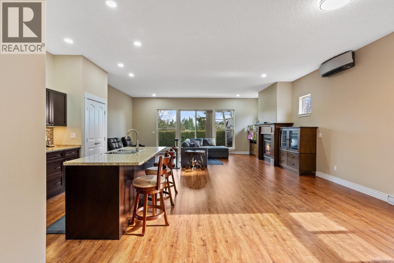 120 2205 Robert Lang Dr photo 3