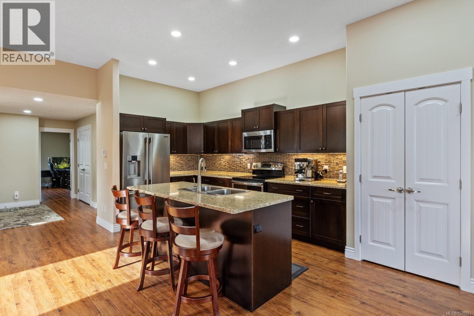 120 2205 Robert Lang Dr photo 4