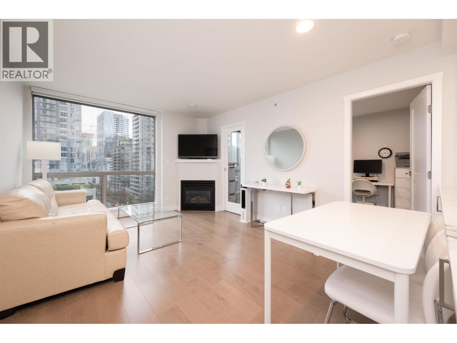 1006 928 RICHARDS STREET photo 2