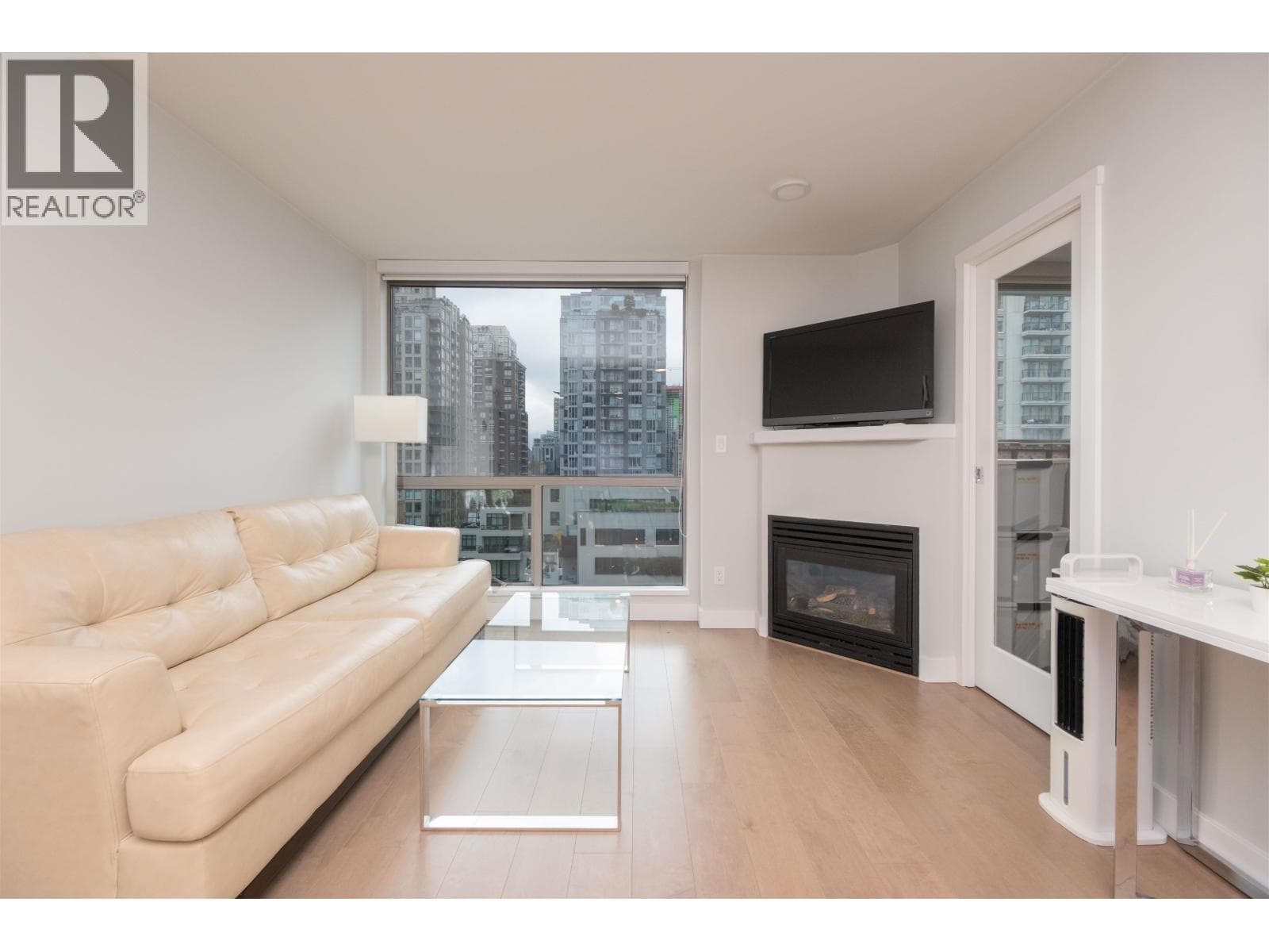 1006 928 RICHARDS STREET photo 3