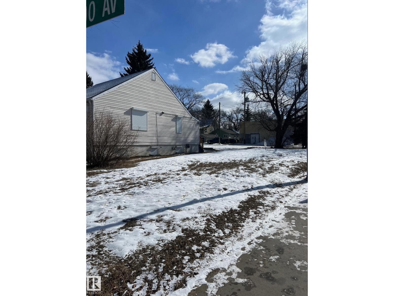 8915 99 ST NW photo 2