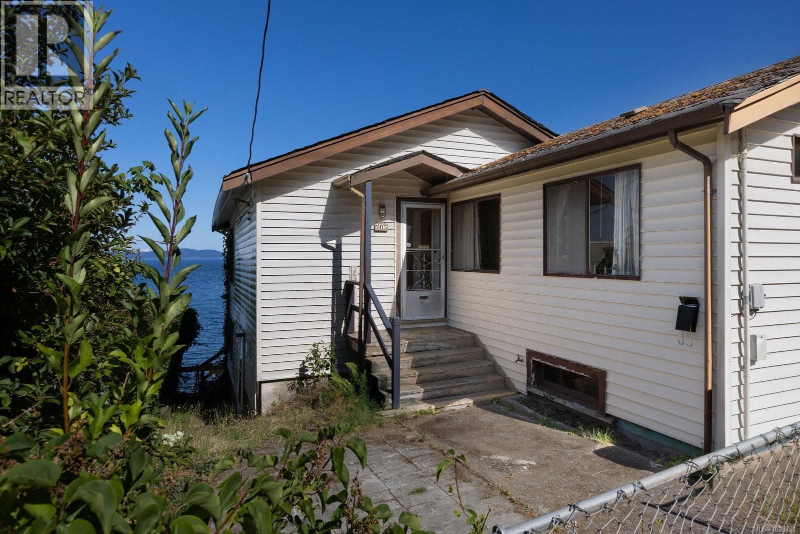 5015 Cordova Bay Rd photo 2