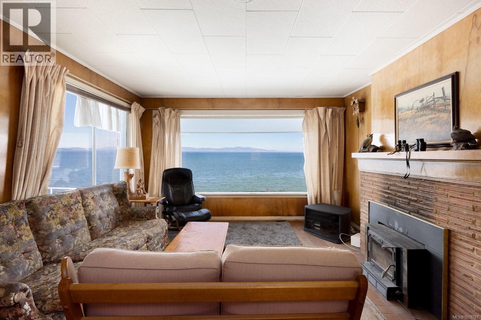 5015 Cordova Bay Rd photo 3