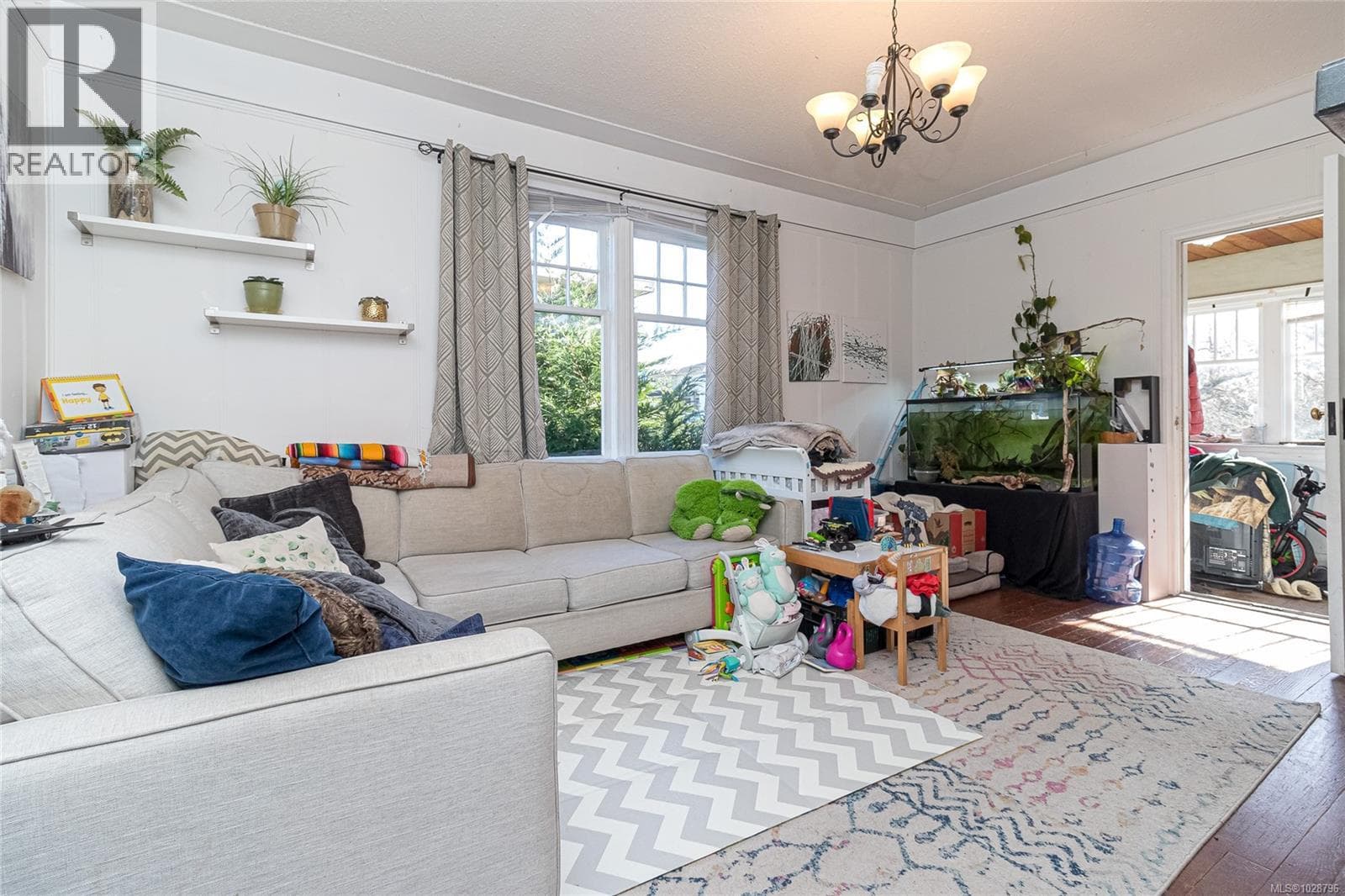 176 Regina Ave photo 4