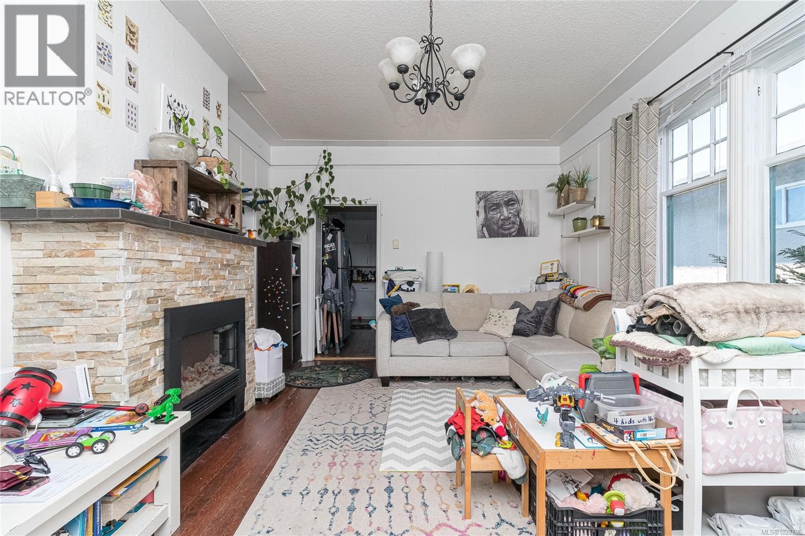 176 Regina Ave photo 3