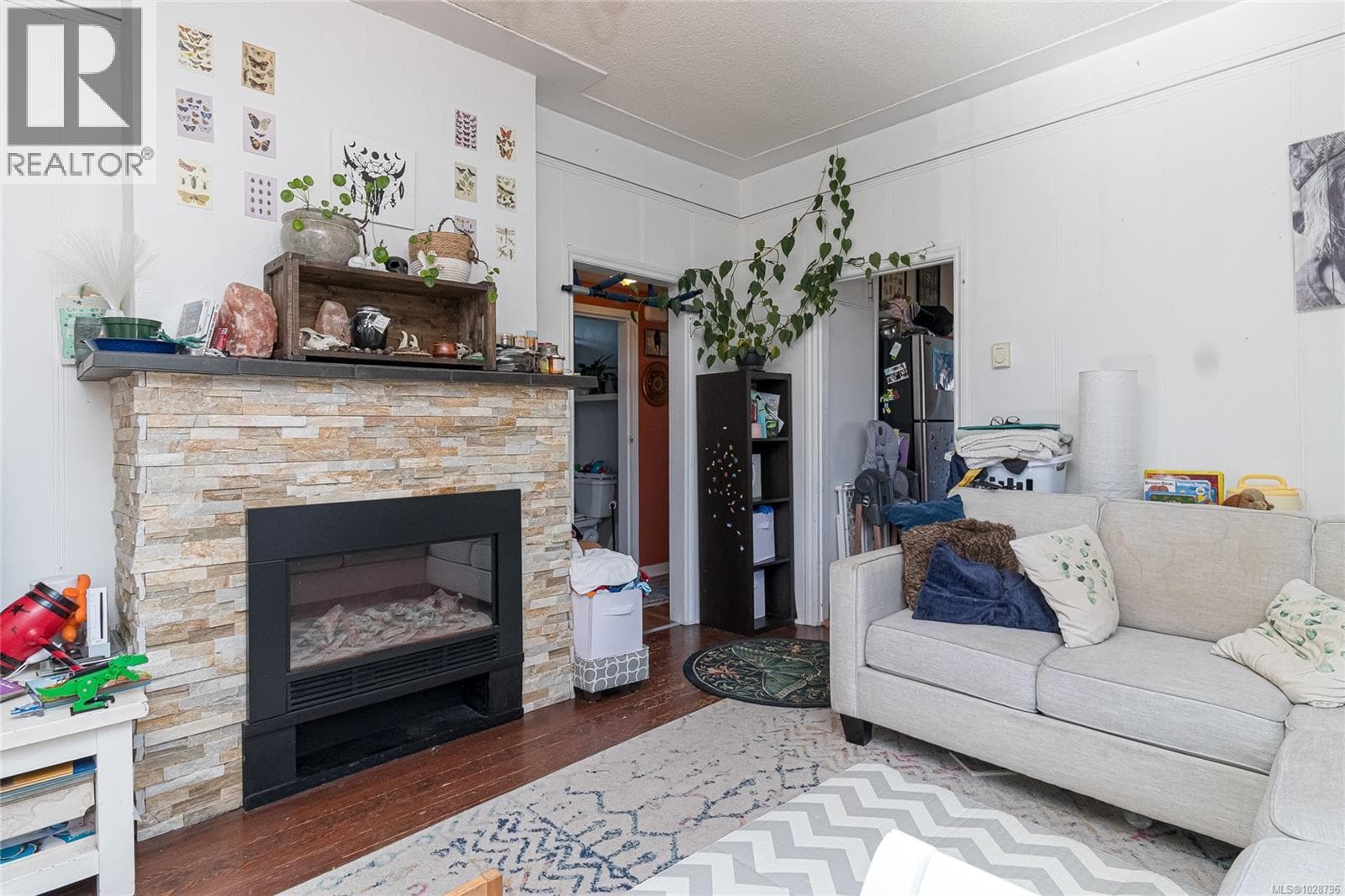 176 Regina Ave photo 5