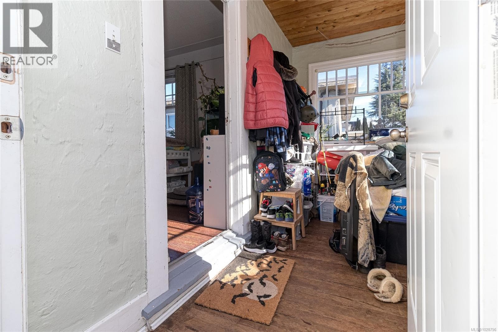 176 Regina Ave photo 2
