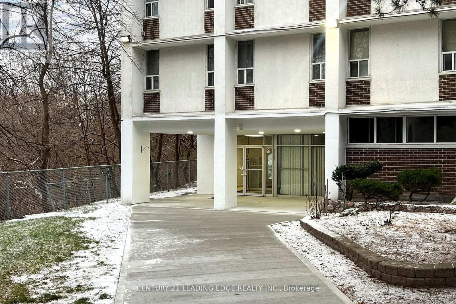 1005 - 2245 EGLINTON AVENUE E photo 3