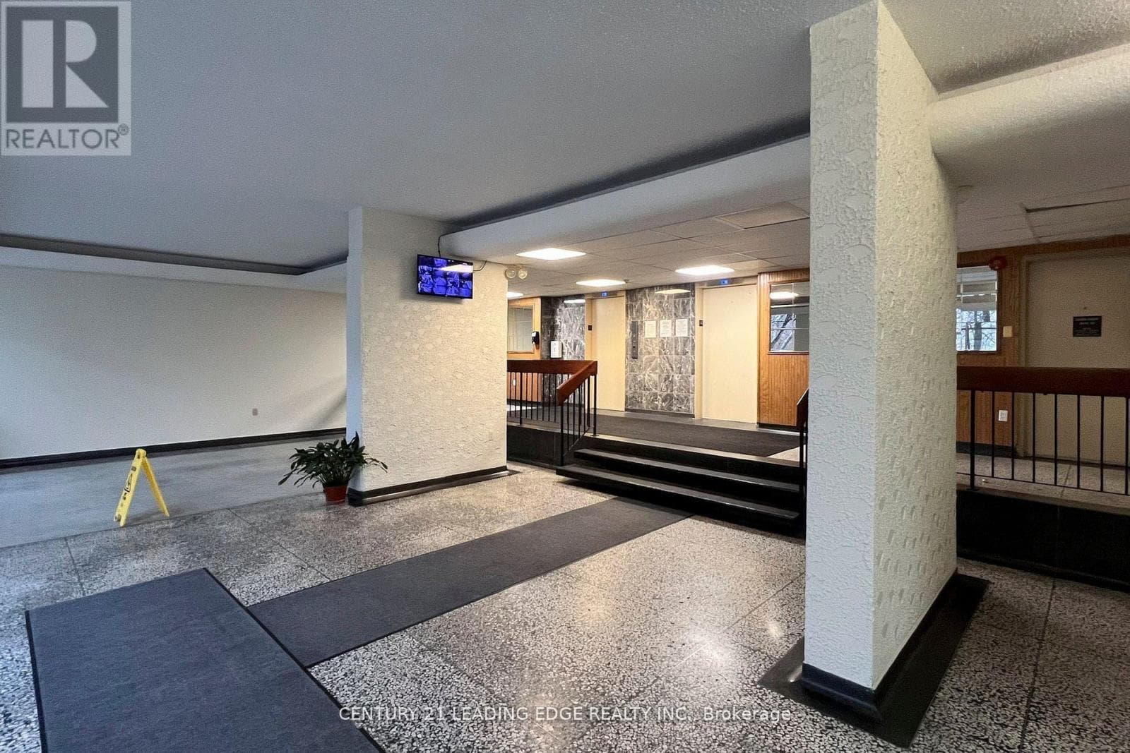 1005 - 2245 EGLINTON AVENUE E photo 5
