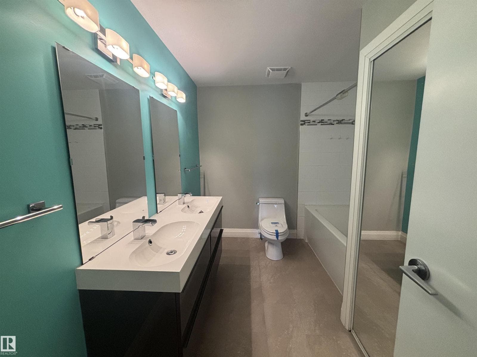 5979 40 AV NW photo 2